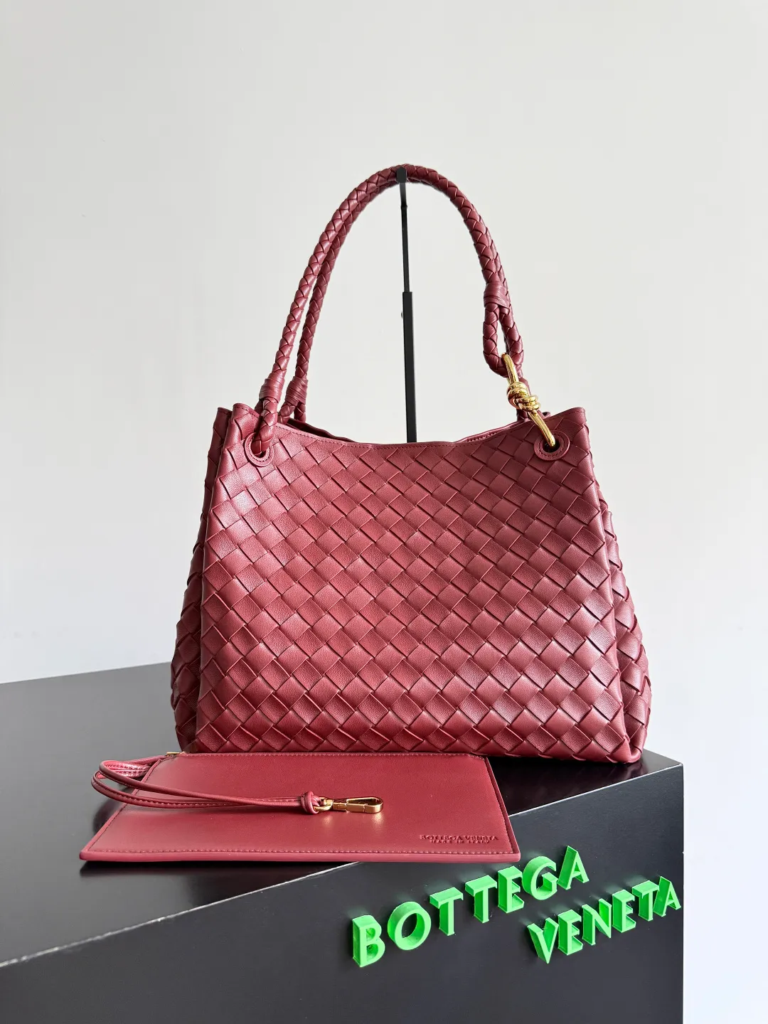 Batch 2660 24 early autumn new model Andiamo Parachute woven leather is made of folded stitching at the four corners # Craftsmanship and creativity. The large size is atmospheric and practical. One of the must-selects for BV. It has a large space, can hold a computer, the shoulder strap is thick, and the upper shoulder is very comfortable. The large parachute upper body is real shot and can be carried on the back. The upper body is versatile and cute☺️ Style number: 796571 Size: 30*26*20cm